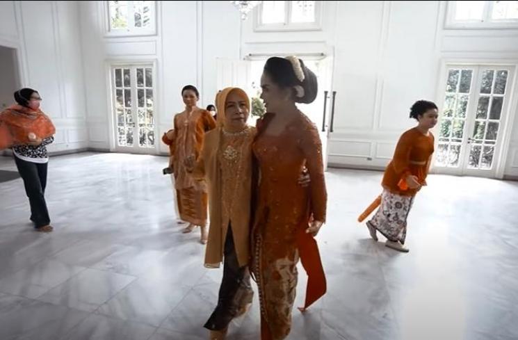 Momen Pertemuan Krisdayanti dengan Ibunda Anang Hermansyah. (YouTube/AH)