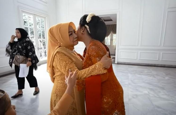 Momen Pertemuan Krisdayanti dengan Ibunda Anang Hermansyah. (YouTube/AH)