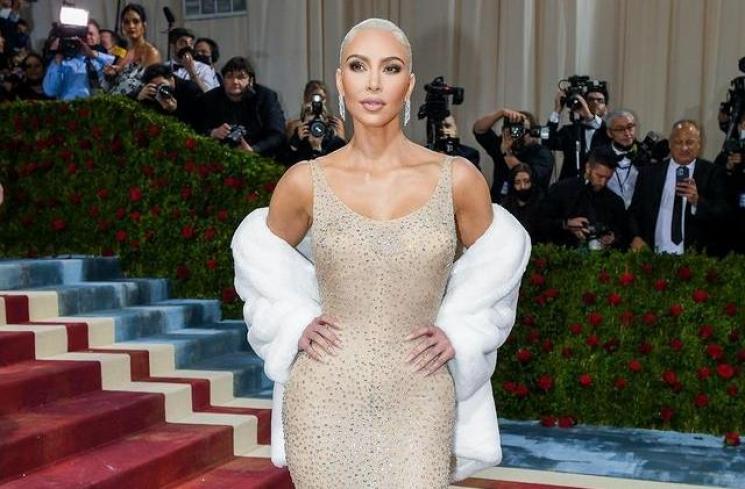 Artis Pakai Skincare Harga Selangit. (Instagram/kimkardashian)