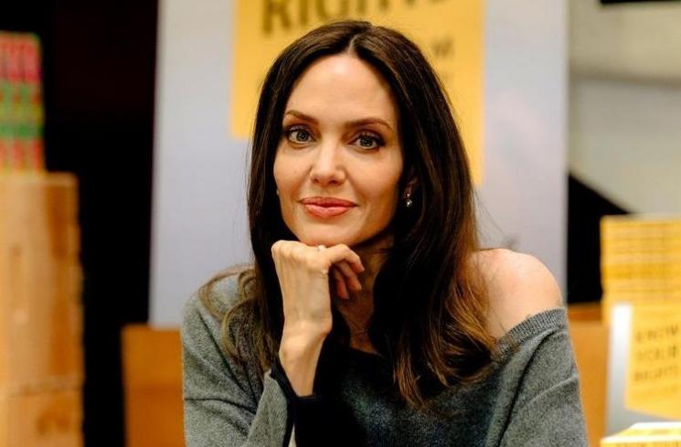 Artis Pakai Skincare Harga Selangit. (Instagram/angelinajolie)