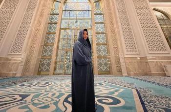 7 Momen Mey Chan Pakai Kerudung di Kazakhstan, Tampil Sopan saat Masuk ke Masjid
