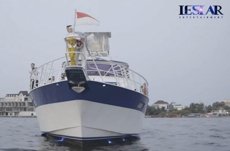 Kado Mewah Rizky Billar Buat Lesti Kejora. (YouTube/Leslar Entertainment).