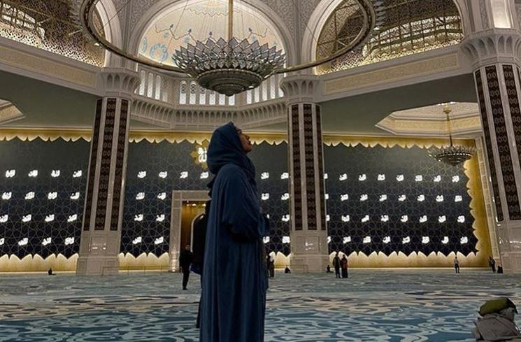 Momen Mey Chan Pakai Kerudung di Kazakhstan. (Instagram/@ditaofficial.id)