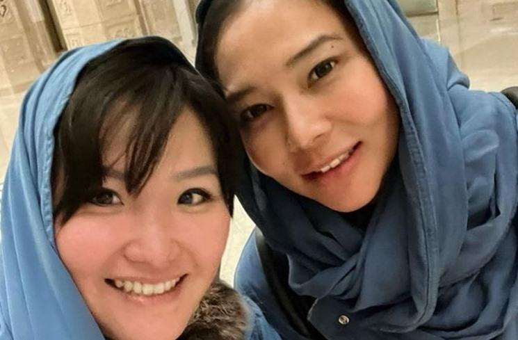 Momen Mey Chan Pakai Kerudung di Kazakhstan. (Instagram/@ditaofficial.id)