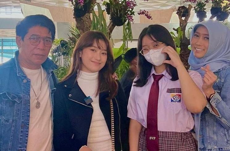 Momen artis antar anak sekolah ke luar negeri (Instagram/dienz_36)