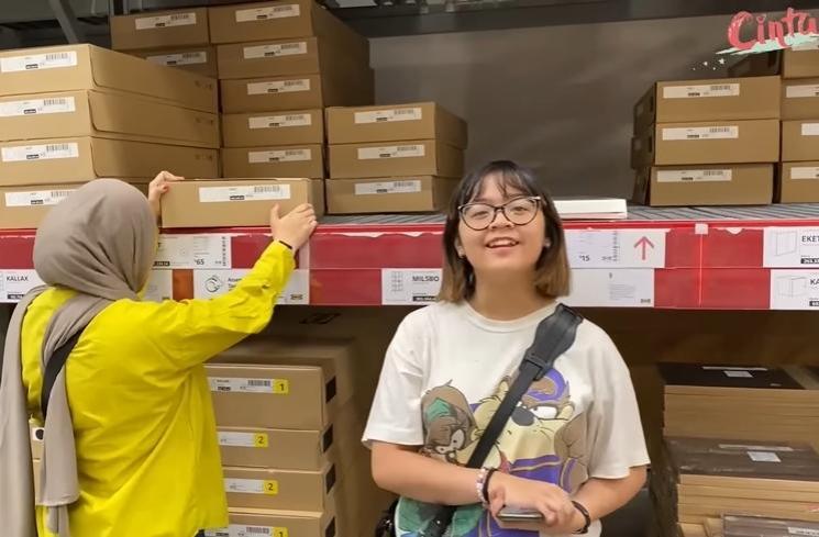 Potret Cinta Kuya Borong Perabot Rumah di AS (YouTube/Cinta)