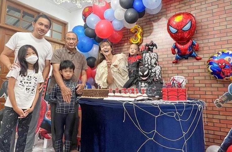 Momen Kebersamaan Ayu Dewi dan Regi Datau di Ultah Anak (Instagram/mrsayudewi)