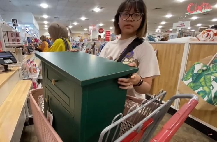 Potret Cinta Kuya Borong Perabot Rumah di AS (YouTube/Cinta)