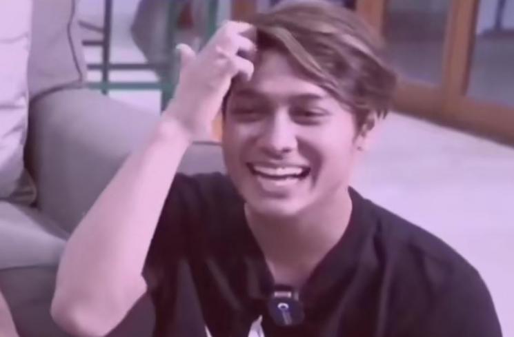 gaya Rizky Billar benarkan rambut (TikTok/@chanw31)