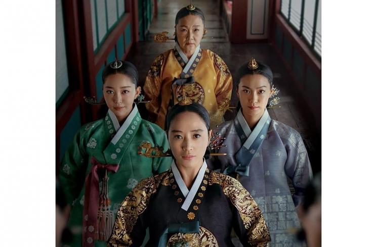 Potret Kim Hye Soo di Under The Queen's Umbrella (Instagram/@tvn_drama)