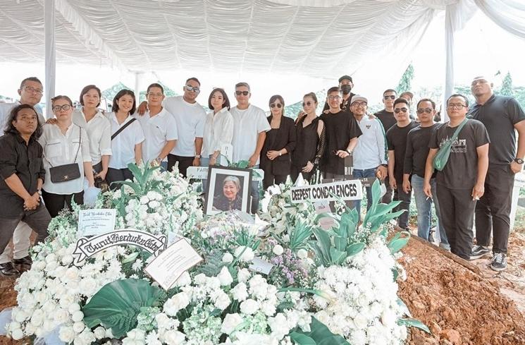 Momen Pemakaman Ibunda Gading Marten (Instagram/@gisel_la)
