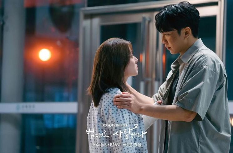 Potret Romantis Lee Seung Gi dan Lee Se Young di The Law Cafe (Instagram/@kbsdrama)
