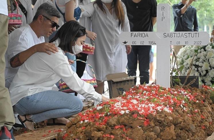 Momen Pemakaman Ibunda Gading Marten (Instagram/@gadiiing)