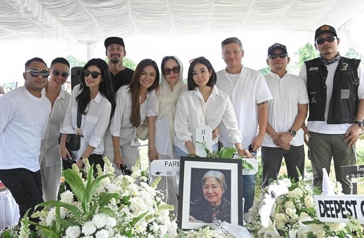 Momen Pemakaman Ibunda Gading Marten (Instagram/@gadiiing)