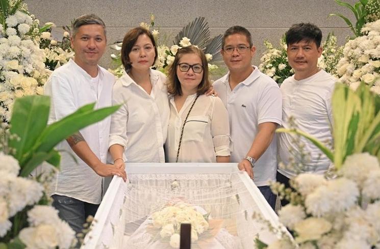 Momen Pemakaman Ibunda Gading Marten (Instagram/@gadiiing)