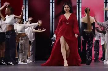 Harga Dress Merah Ariel Tatum di Paris Fashion Week Terungkap, Bikin Jiwa Miskin Meronta-ronta!
