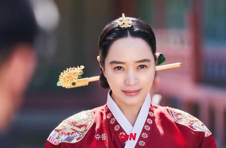 Potret Kim Hye Soo di Under The Queen's Umbrella (Instagram/@tvn_drama)