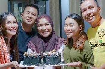 7 Momen Ulang Tahun Umi Kalsum Ibu Ayu Ting Ting, Kuenya Banyak Banget!