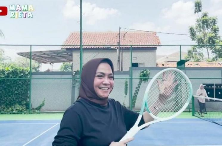 Potret Nagita Slavina Tenis Bareng Mama Rieta dan Caca Tengker. (YouTube/Mama Rieta)