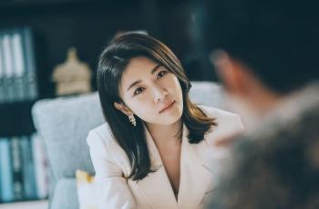 9 Pesona Ha Ji Won di Curtain Call, Jadi Hotelier Cantik dan Terampil yang Bikin Kepincut