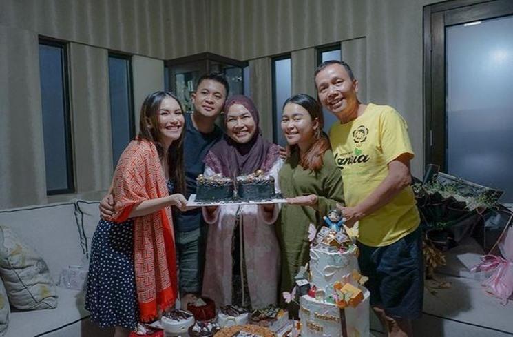 Potret Kedekatan Ayu Ting Ting dengan Adik Ipar. (Instagram/@syifaasyifaaa)