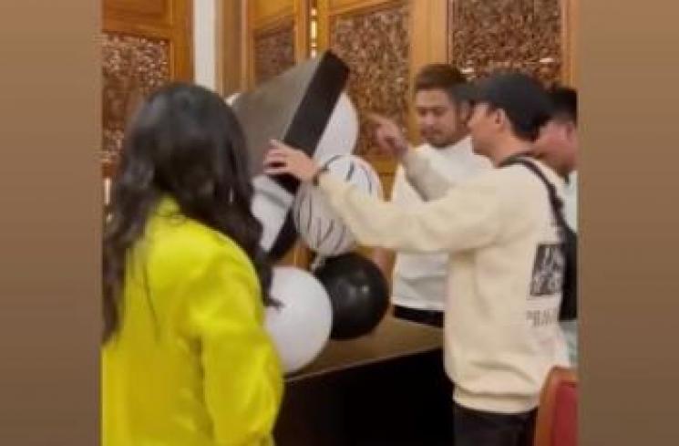 Potret Tretan Muslim dan Dustin Tiffani Jadi Kado Pacar Salmafina Sunan. (Instagram/salmafinasunan)
