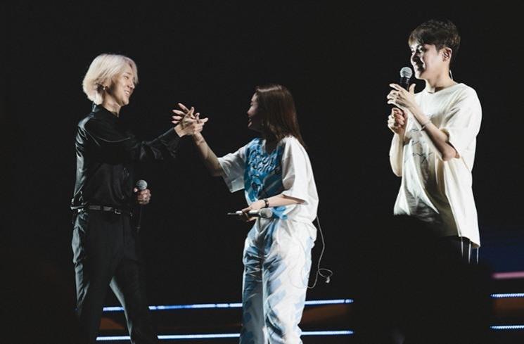Potret Kedekatan Rossa dan Member Super Junior. (rossaofficial.com)