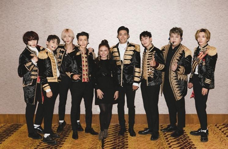 Potret Kedekatan Rossa dan Member Super Junior. (rossaofficial.com)