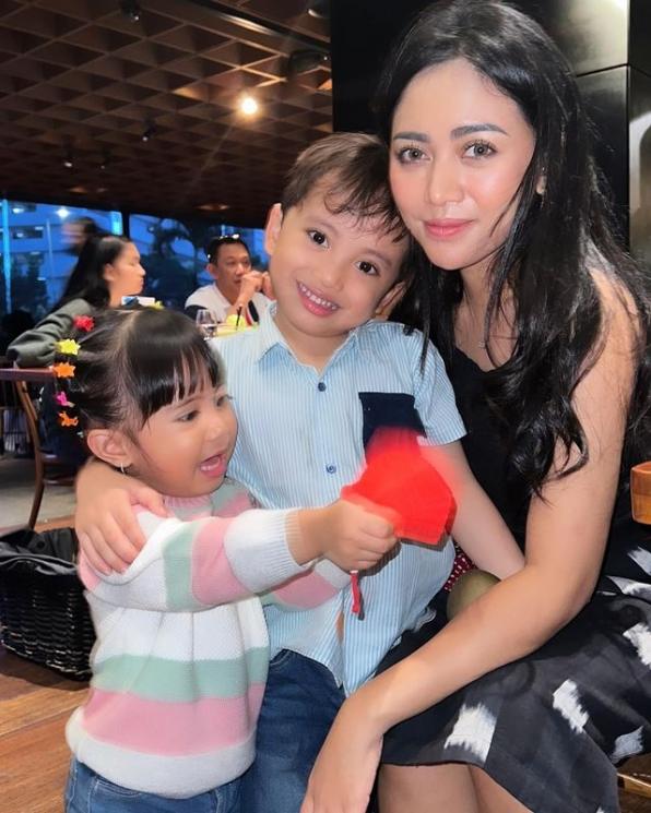 Potret Rachel Vennya Momong Anak(Instagram/@rachelvennya)