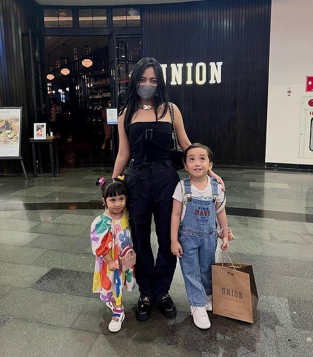 Potret Rachel Vennya Momong Anak(Instagram/@rachelvennya)