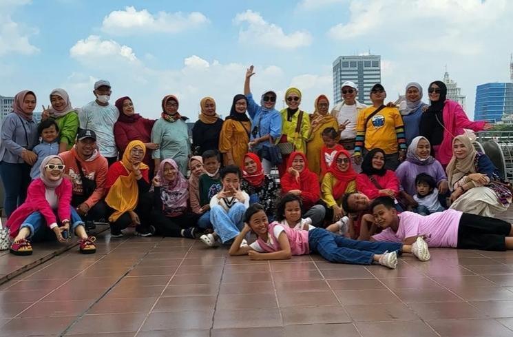 Potret Ibu Ayu Ting Ting Jalan-jalan di Monas (Instagram/@mom_ayting92_)