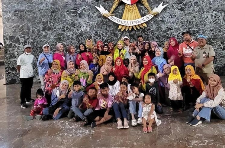 Potret Ibu Ayu Ting Ting Jalan-jalan di Monas (Instagram/@mom_ayting92_)