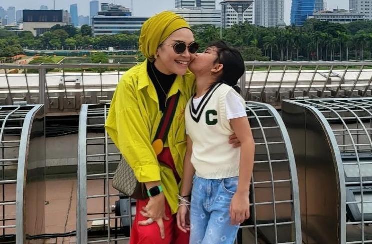 Potret Ibu Ayu Ting Ting Jalan-jalan di Monas (Instagram/@mom_ayting92_)