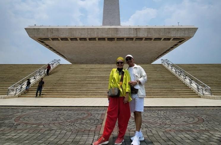 Potret Ibu Ayu Ting Ting Jalan-jalan di Monas (Instagram/@mom_ayting92_)