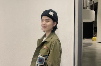Suga BTS Pakai Kupluk Rp 165 Ribu, Netizen: Akhirnya Ada yang Bisa Kegapai
