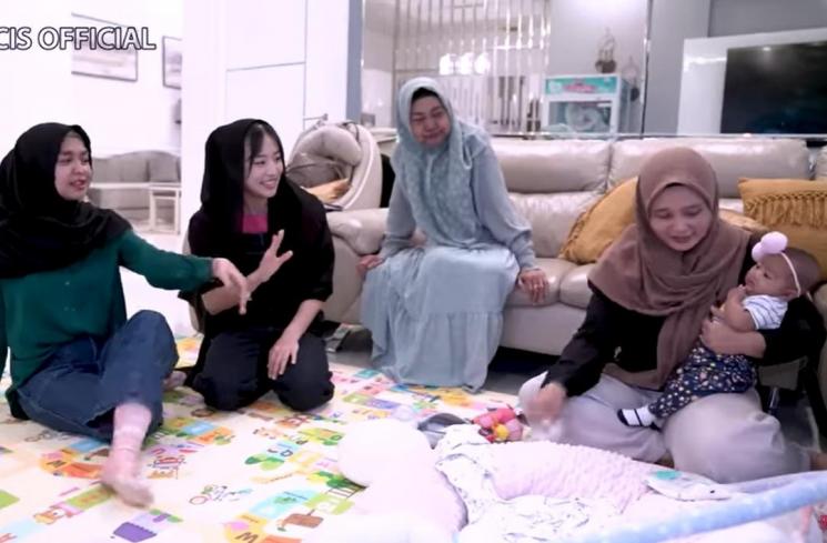 Potret Haruka momong Baby Moana. (YouTube/Ricis Official)