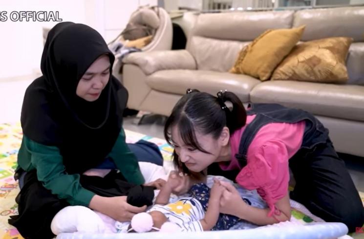 Potret Haruka momong Baby Moana. (YouTube/Ricis Official)