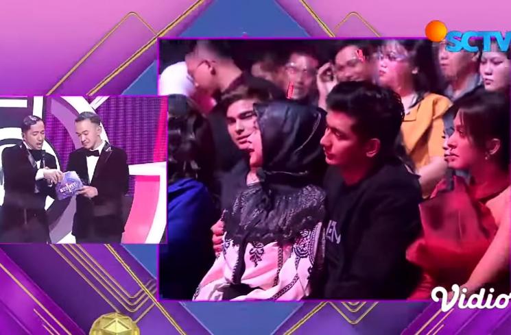 Teuku Ryan duduk di samping Alisia Rininta dalam Infotainment Awards 2022 (YouTube/SCTV)