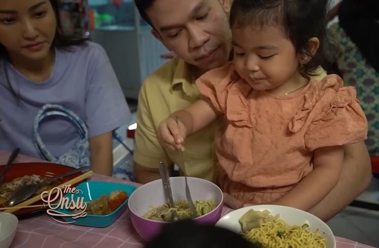 Momen Sarwendah Ajak Anak Makan di Kantin Mal (YouTube The Onsu Family)