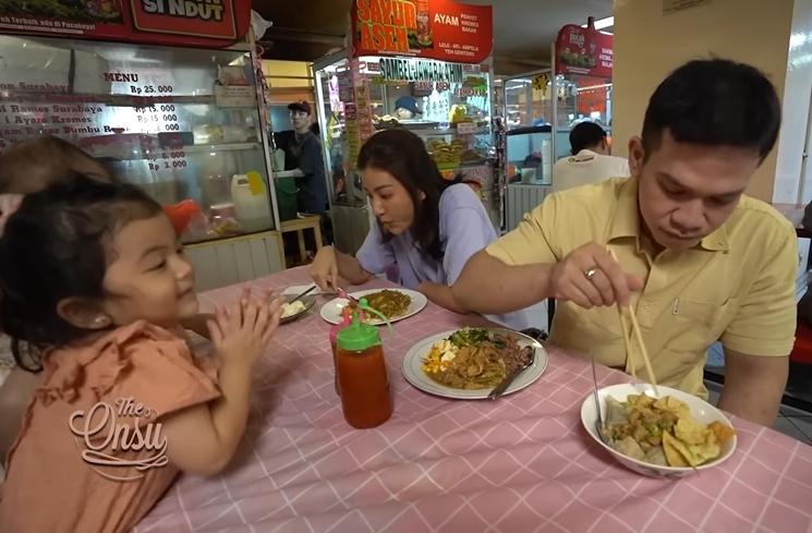 Momen Sarwendah Ajak Anak Makan di Kantin Mal (YouTube The Onsu Family)