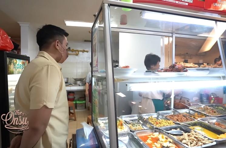 Momen Sarwendah Ajak Anak Makan di Kantin Mal (YouTube The Onsu Family)
