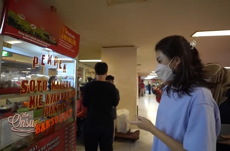 Momen Sarwendah Ajak Anak Makan di Kantin Mal (YouTube The Onsu Family)