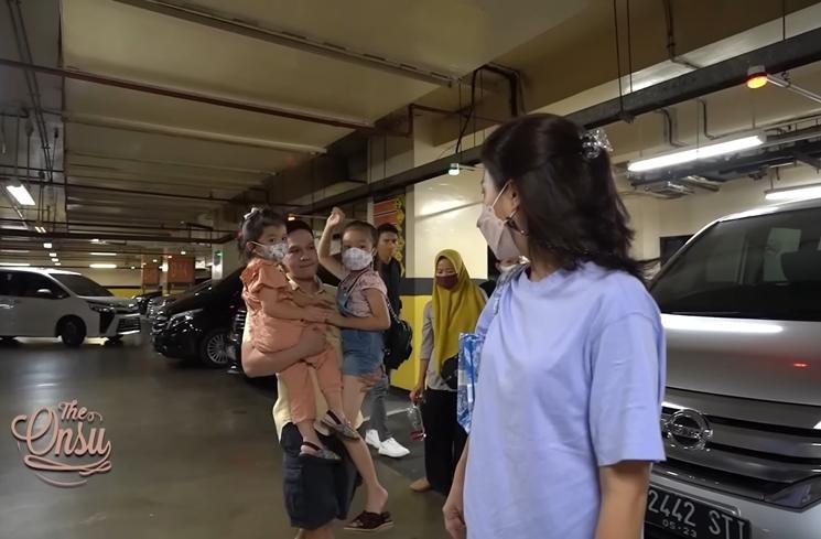 Momen Sarwendah Ajak Anak Makan di Kantin Mal (YouTube The Onsu Family)