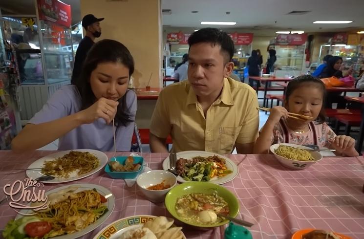 Momen Sarwendah Ajak Anak Makan di Kantin Mal (YouTube The Onsu Family)