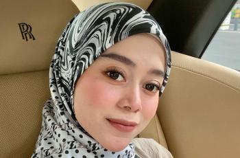 Kakak Lesti Kejora Upload Foto Umrah Sekeluarga, Ekspresi Baby L Curi Perhatian