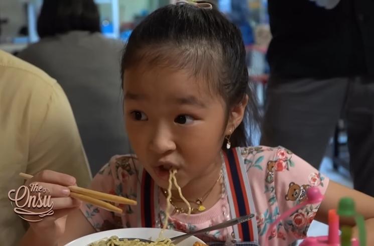 Momen Sarwendah Ajak Anak Makan di Kantin Mal (YouTube The Onsu Family)