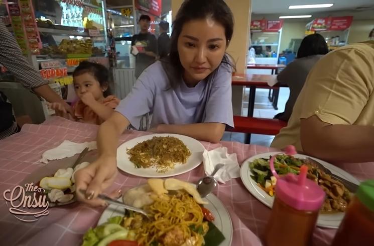 Momen Sarwendah Ajak Anak Makan di Kantin Mal (YouTube The Onsu Family)