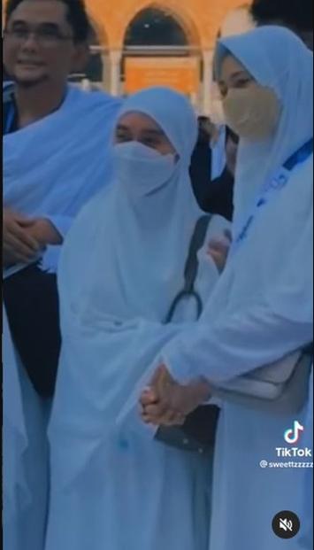 Lesti Umrah. (Instagram/lesty_siik_fatih)