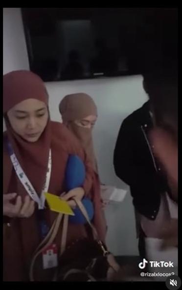 Potret Lesti Kejora Umrah. (TikTok.com/Rizalxlocos2)