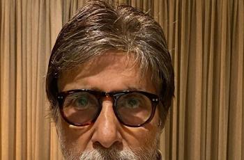 Dulu Nyeker, Amitabh Bachchan Kini Pakai Sepatu saat Sapa Penggemar di Rumah: Mulai Sombong?